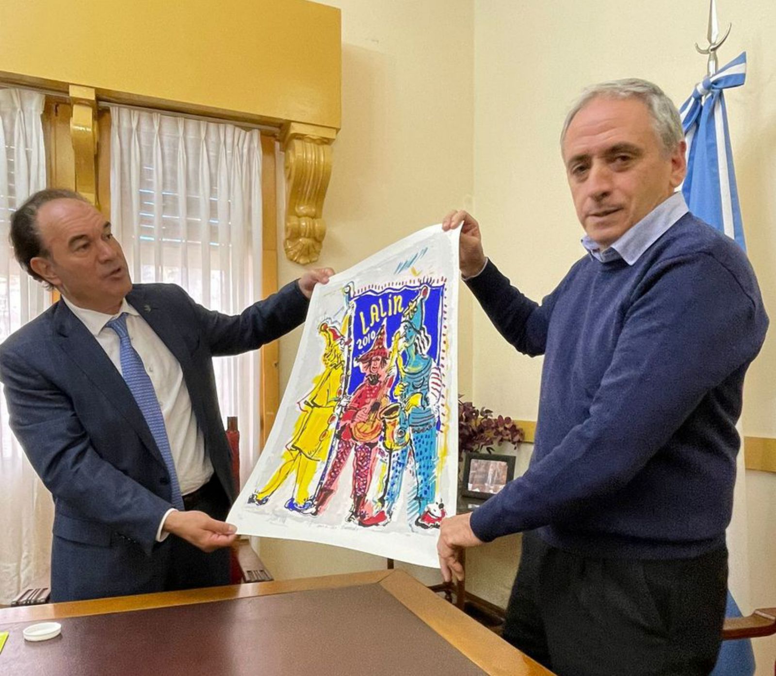 Crespo entrega a Gastón una serigrafía de un cuadro de Barreiro.