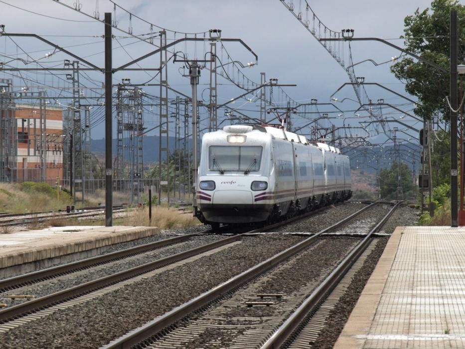 Tren de viajeros entrando en la Estación de La Encina.