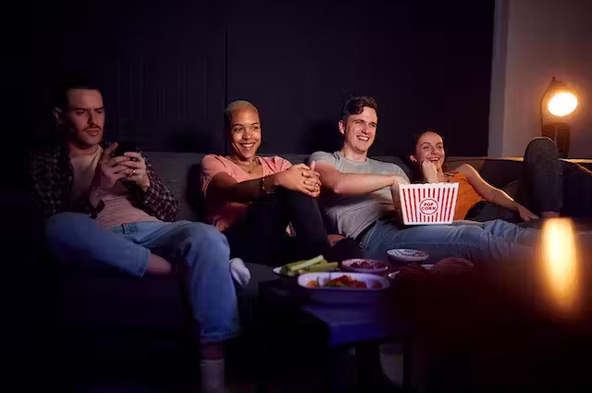 Consultar el móvil mientras vemos la televisión es una conducta que ha llegado para quedarse.