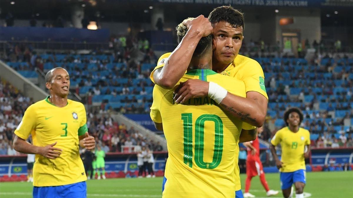 Thiago Silva, felicitado por Neymar tras un gol.