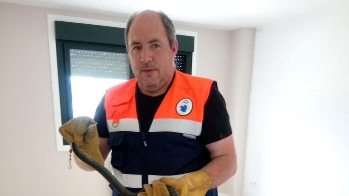 Voluntario de Protección Civil, con la serpiente retirada.   | // FDV