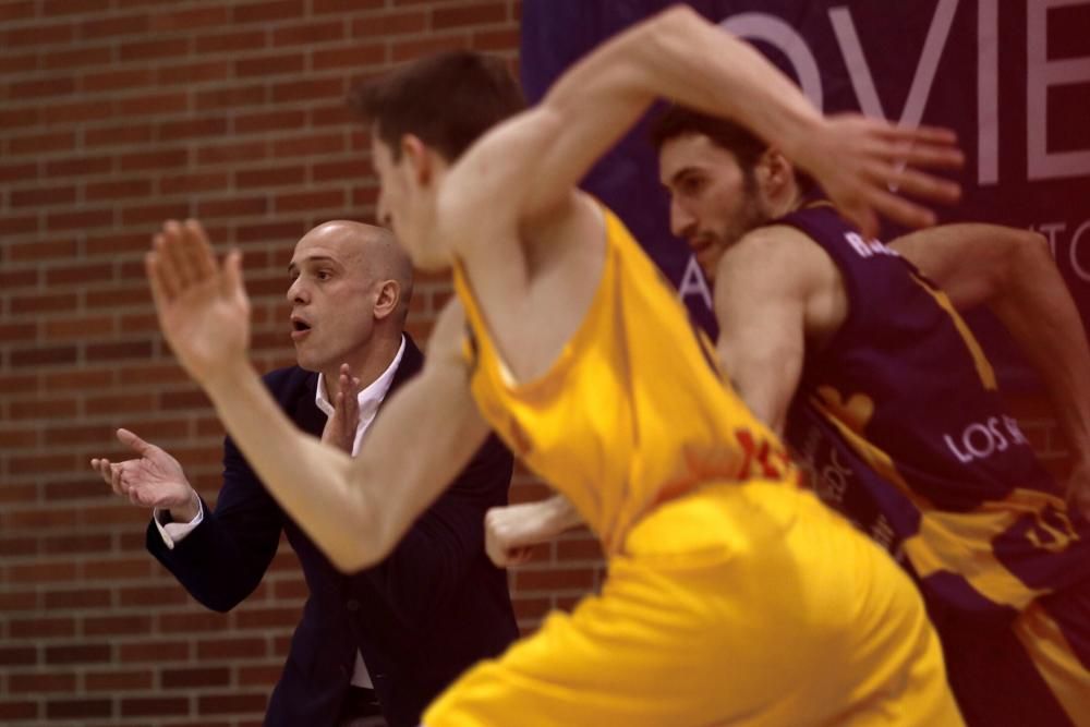 Partido entre el Unión Financiera Baloncesto Oviedo y el F.C. Barcelona B