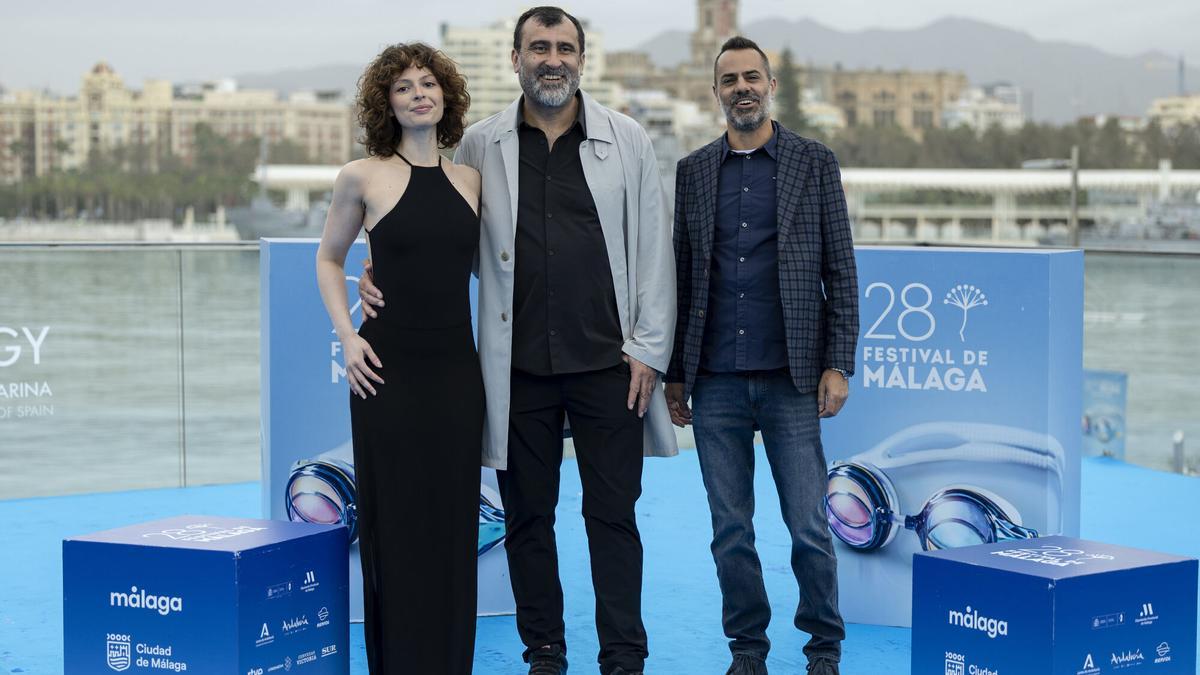 El director mexicano Adolfo Dávila (c) posa junto a la actriz Diana Laura Di (d) y el productor Jorge Vujosevich, durante la presentación de la película ' Violentas mariposas' a la sección oficial a concurso del 28 Festival de Cine de Málaga