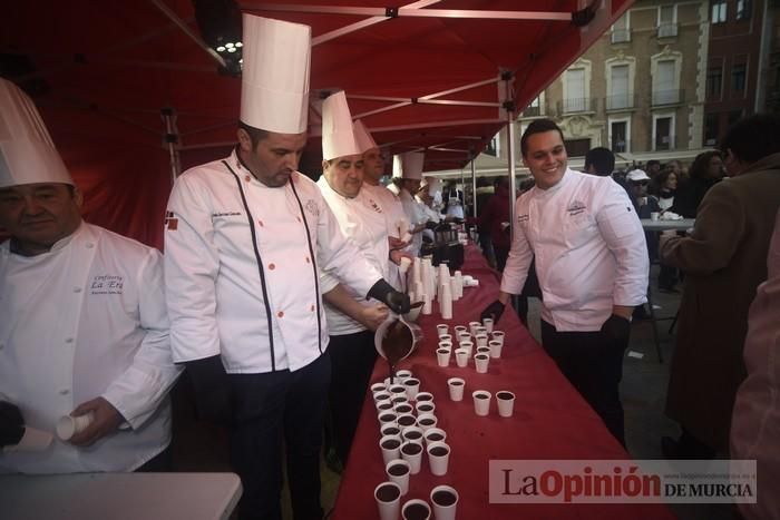 Degustación de monas y chocolate en la Plaza del Romea