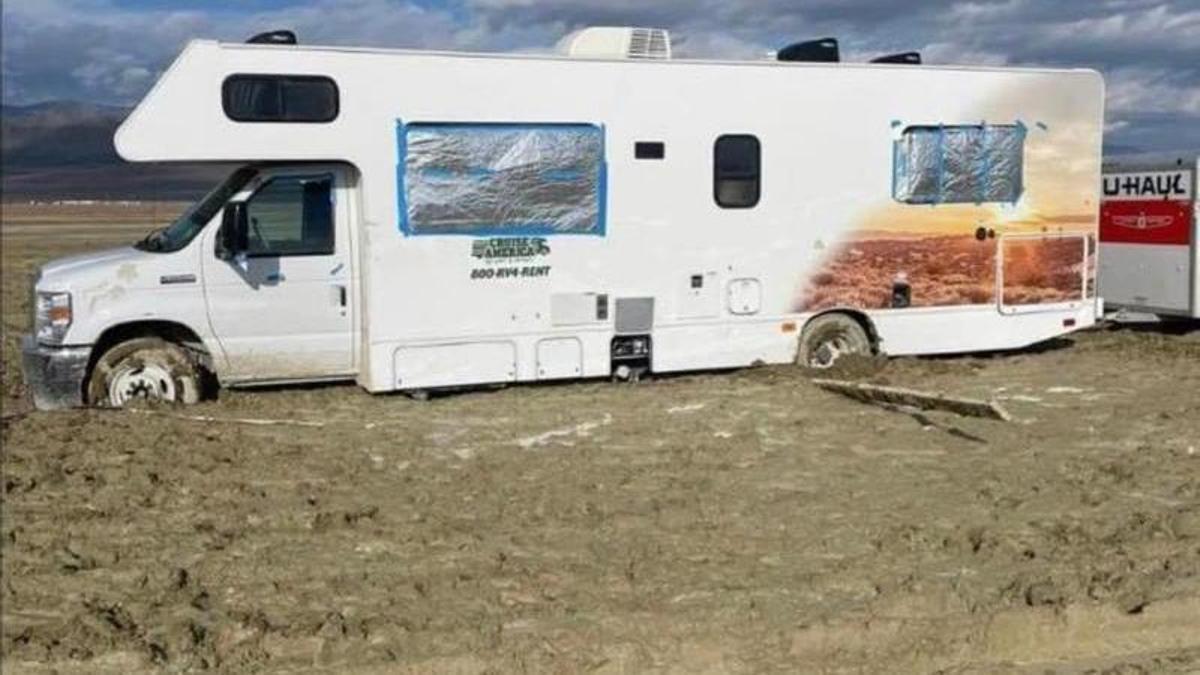 Una caravana encallada en el barro del festival  Burning Man de Estados Unidos