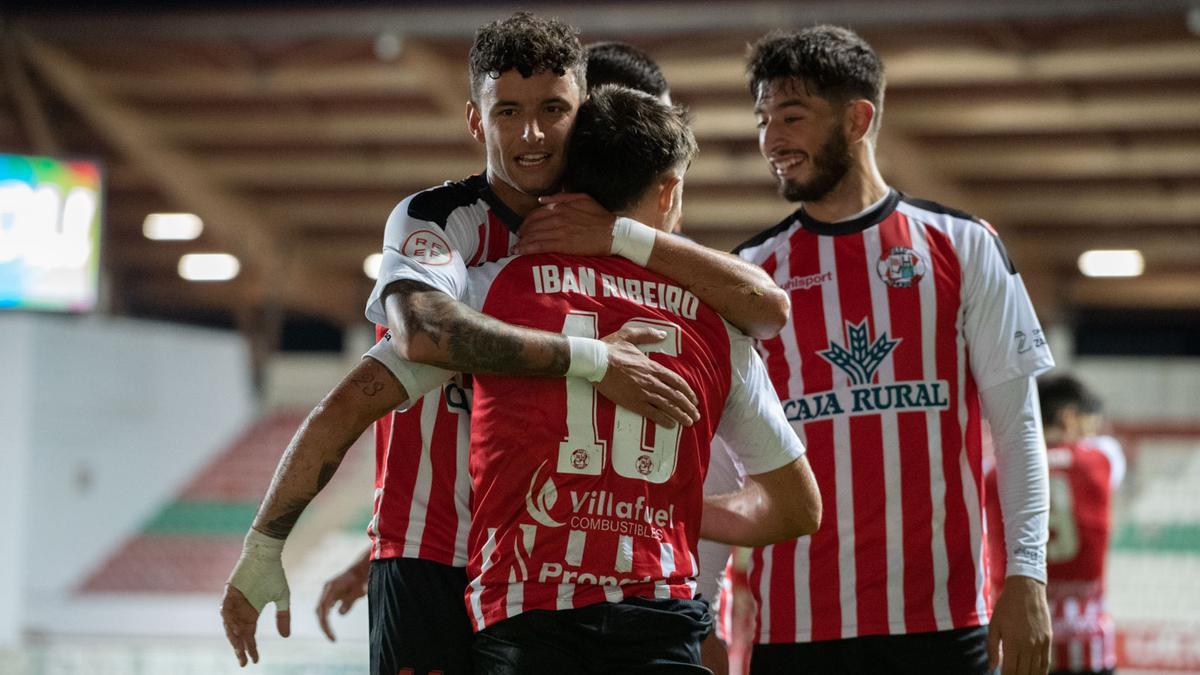 Los compañeros felicitan a Iban Ribeiro tras un gol