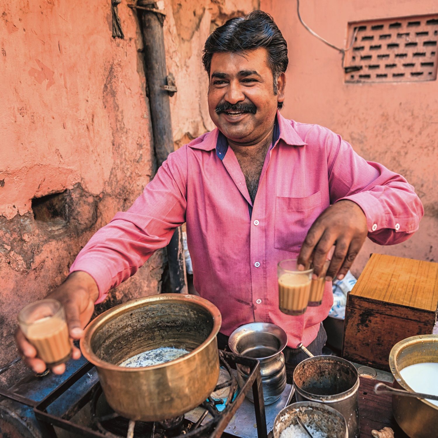 Preparando té chai.