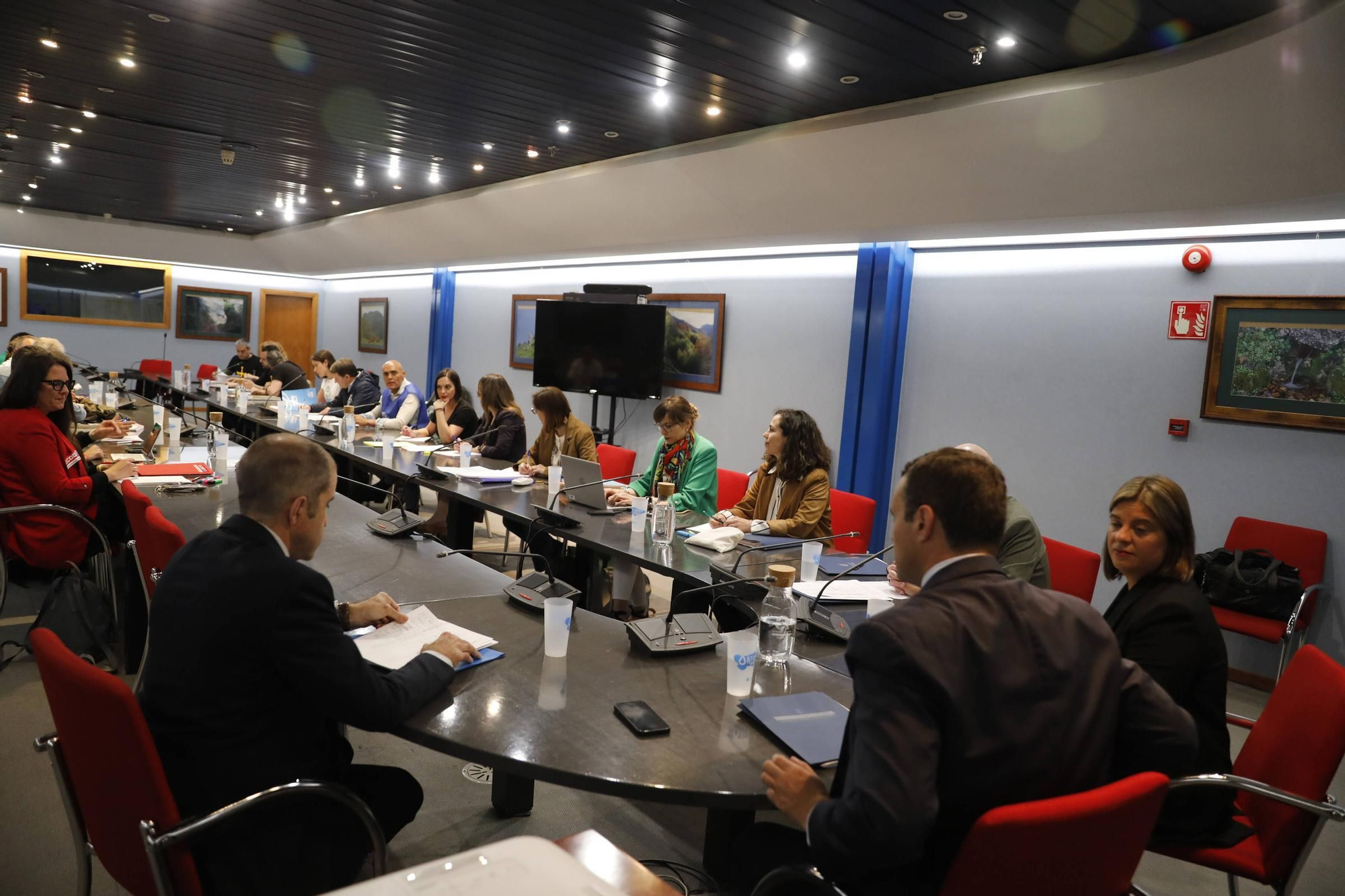 EN IMÁGENES: Cientos de profesores se concentran en Oviedo mientras Gobierno y sindicatos negocian