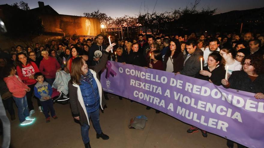 Concentración contra el último asesinato machista en Galicia, en Redondela. // R. Grobas