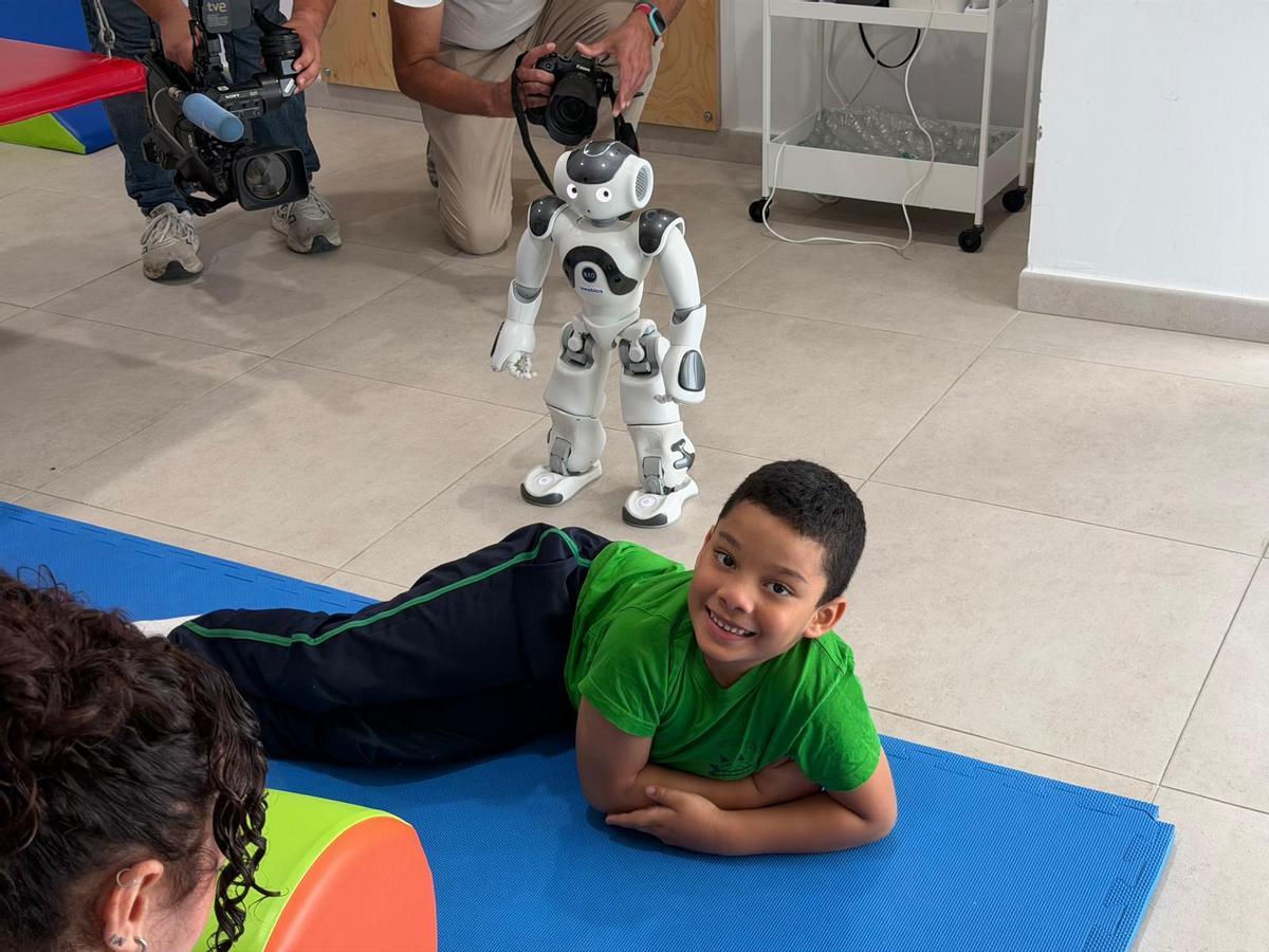 Liam Gamboa, de seis años, durante una sesión con ‘Juani’, el nuevo robot que CAIT de San Juan de Dios ha incorporado en sus terapias con niños.