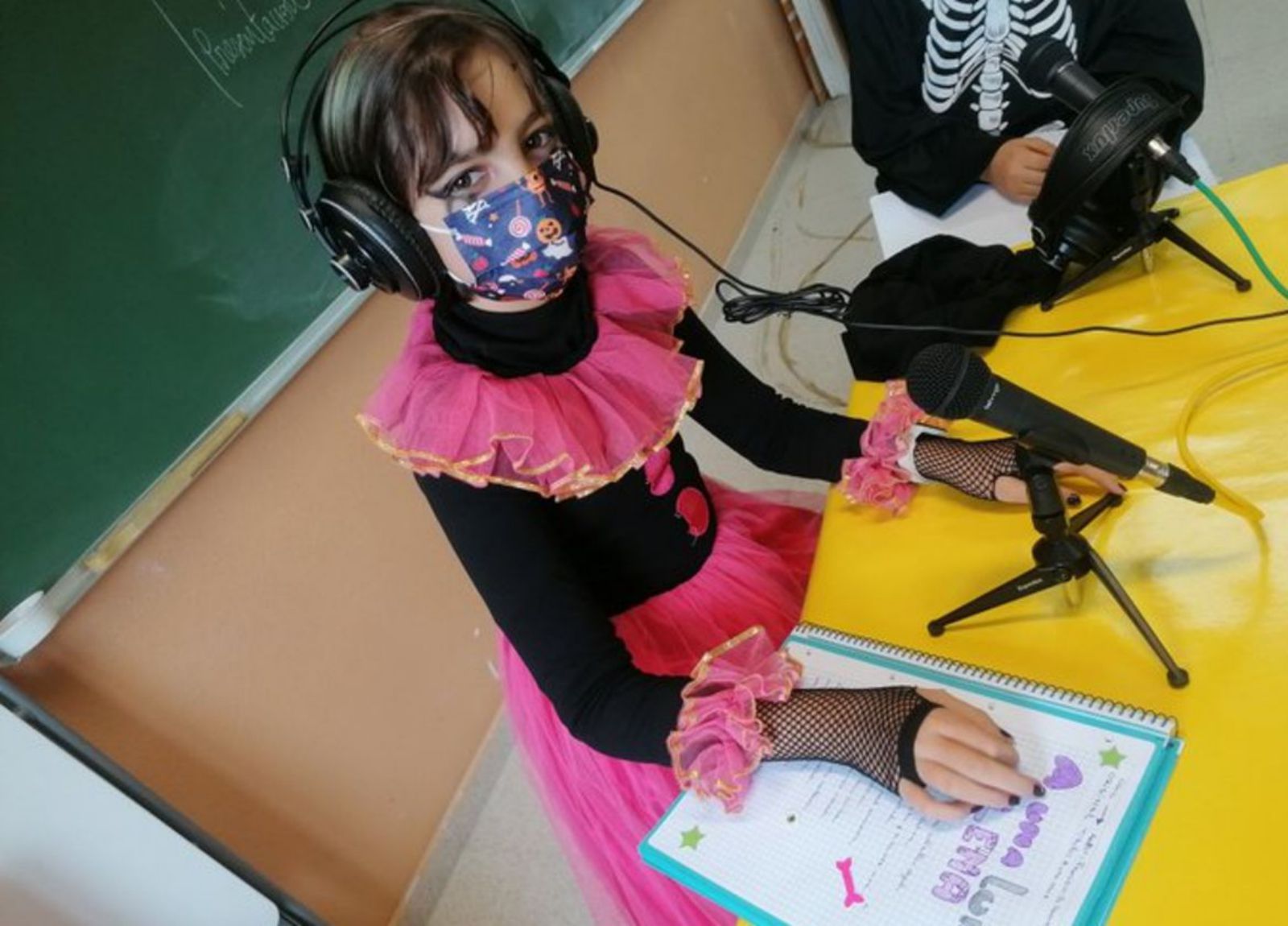Una alumna del colegio Santísima Trinidad, durante una grabación.