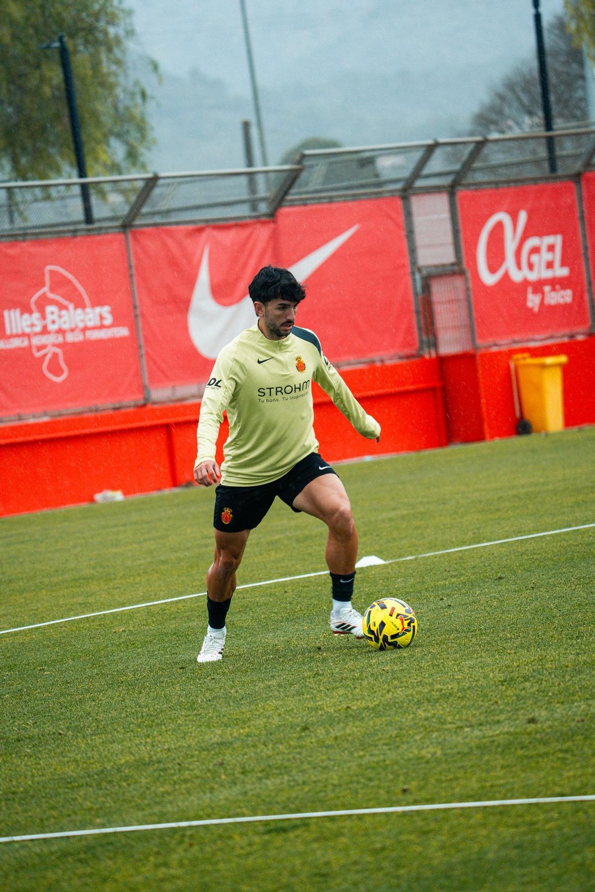 Manu Morlanes es una de las novedades en la convocatoria para medirse al Sevilla.