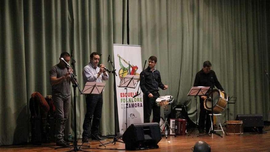 La Escuela de Folclore inaugura el curso con un concierto