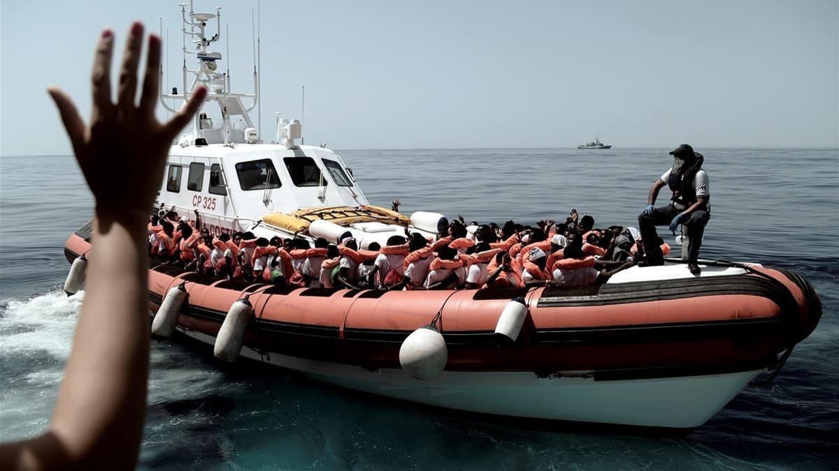 Inmigrantes rescatados en alta mar por el buque Aquarius son transferidos a una patrullera de la Guarda Costera Italiana