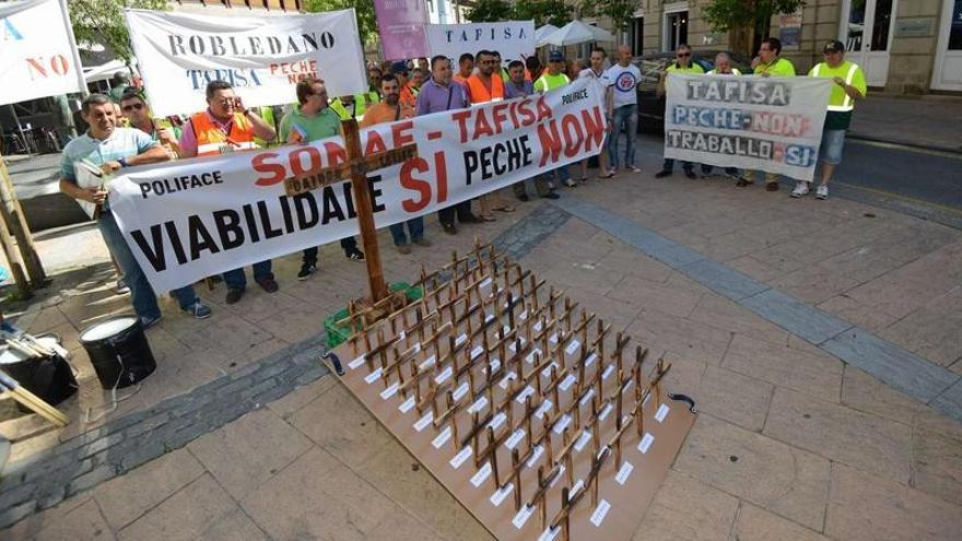 Los trabajadores mostraron un tablero con 60 cruces, una por cada operario que queda sin trabajo con el cierre de Tafisa.