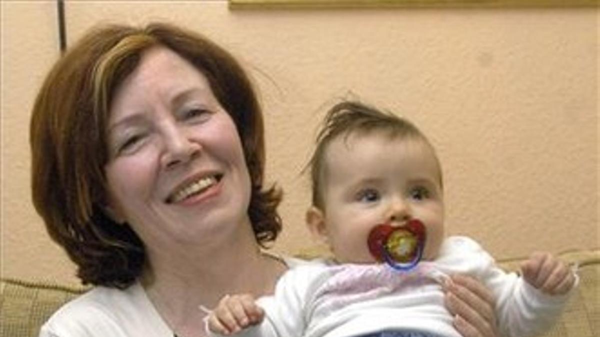 Annegret Raunigk con la hija que tuvo a los 55 años, Leila, en noviembre del 2005.