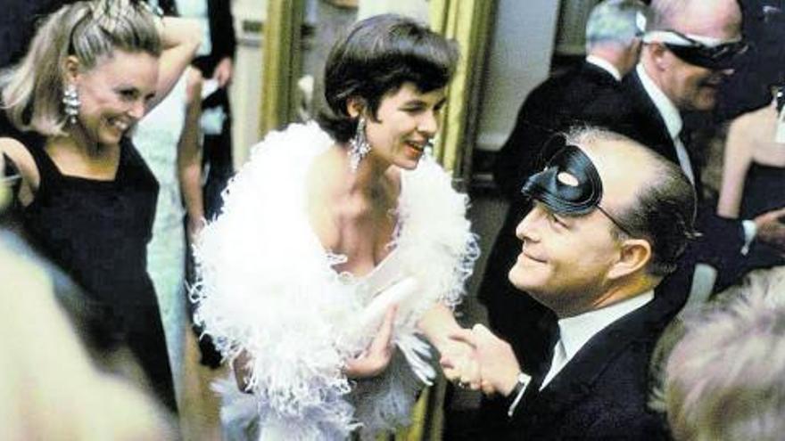 Capote recibe a algunas de las invitadas a su «fiesta del siglo» en el Hotel Plaza de Nueva York en 1966.  | FILMIN