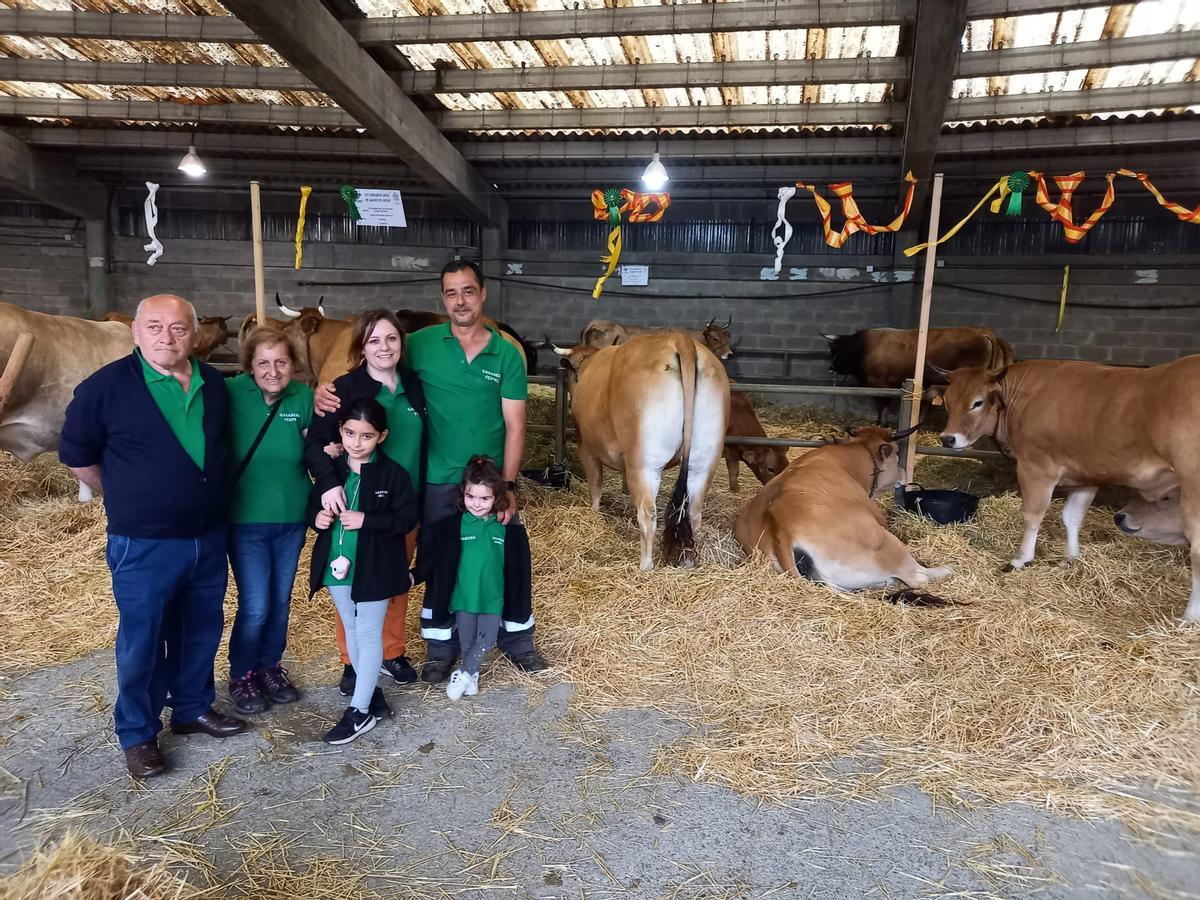 José Luis Peláez, Mari Luz Ordóñez, Estefanía Peláez y Daniel Fernández, con sus hijas Daniela y Martina, en la ganadería.
