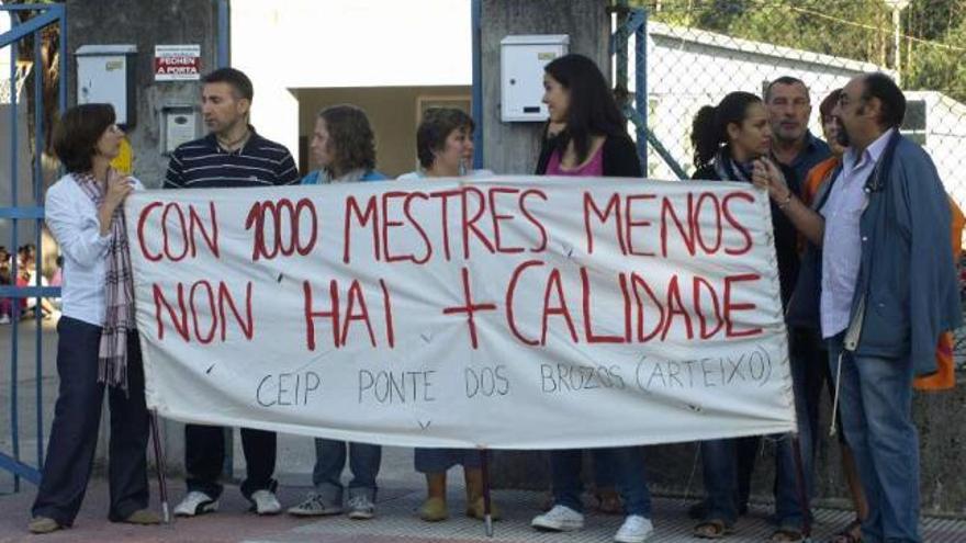 Varios profesores secundan el paro, ayer, en el colegio Ponte dos Brozos de Arteixo. / daniel yonte