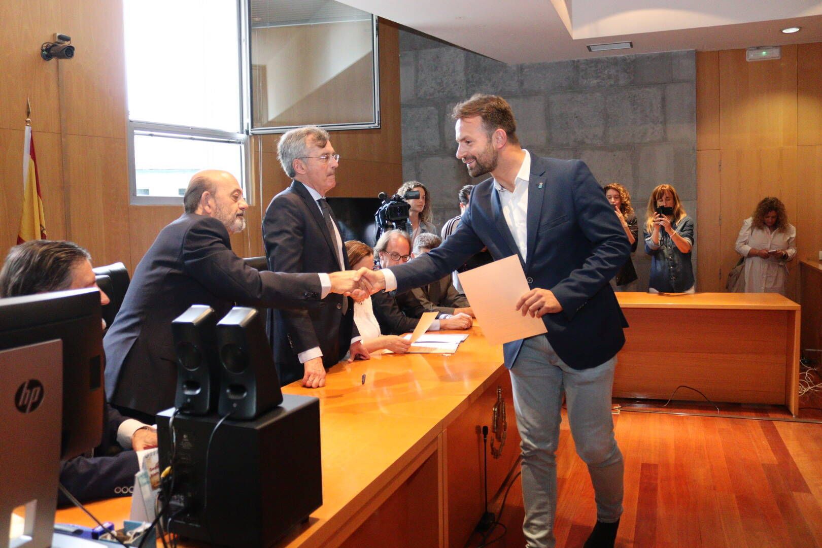 EN IMÁGENES: Así fue la recogida de las actas de los diputados asturianos ante la Junta Electoral Provincial