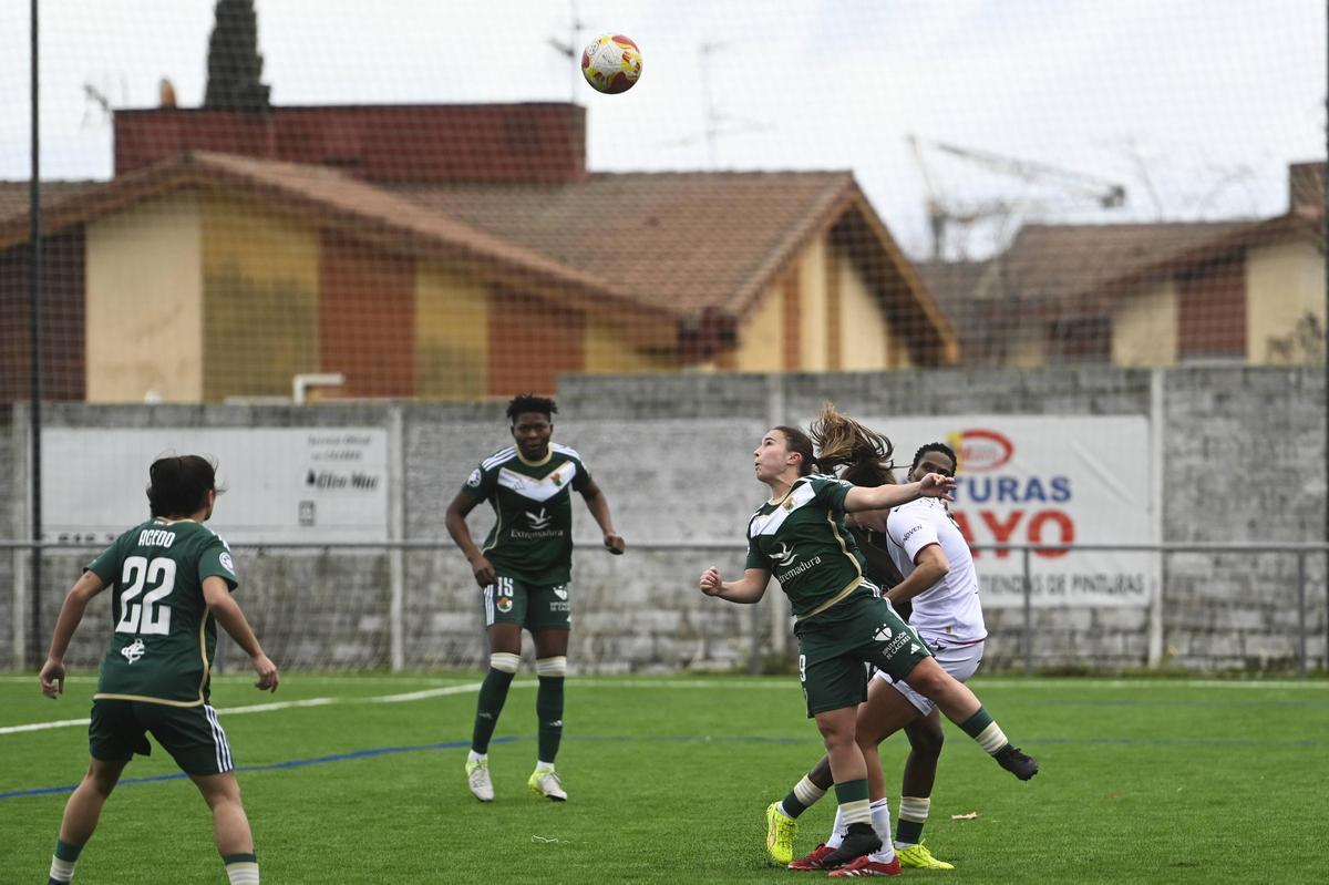 Un acción del último partido del Cacereño Femenino en Pinilla.