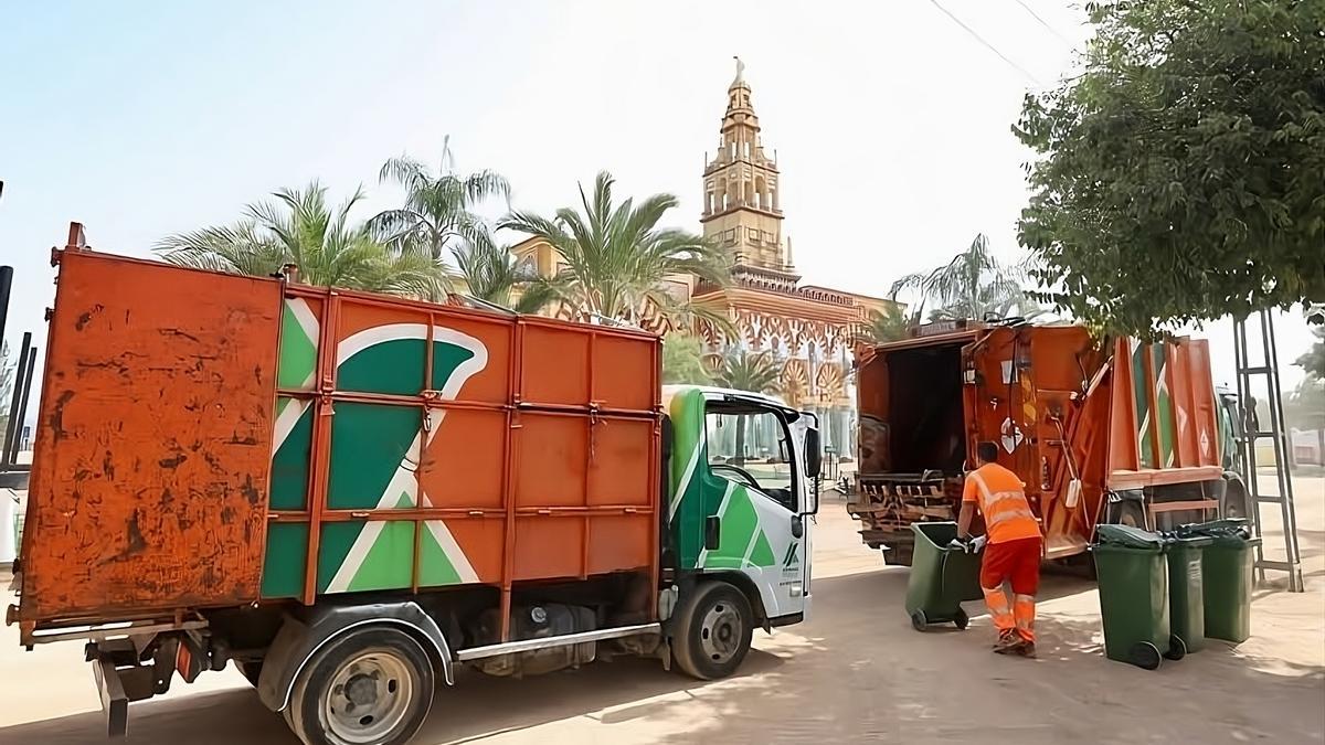 Recogida de basura en la Feria de Córdoba.