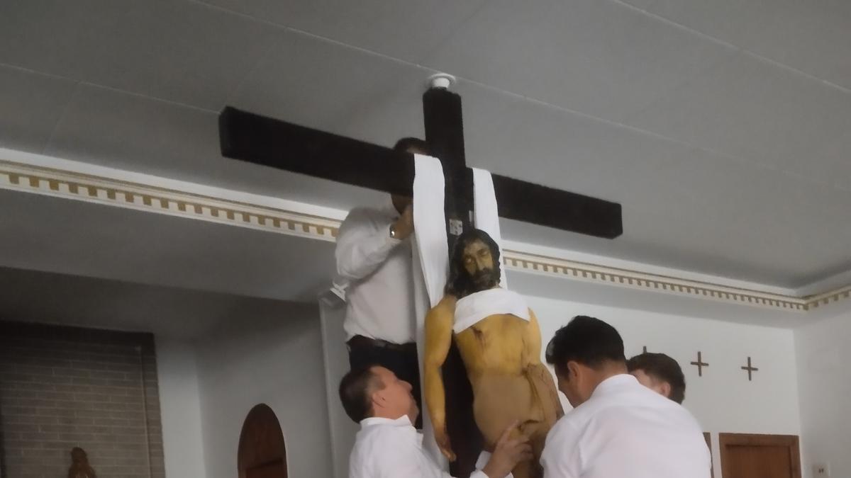 Representación del Descendimiento de la Cruz que realizan en la iglesia del Toscar cada Viernes Santo