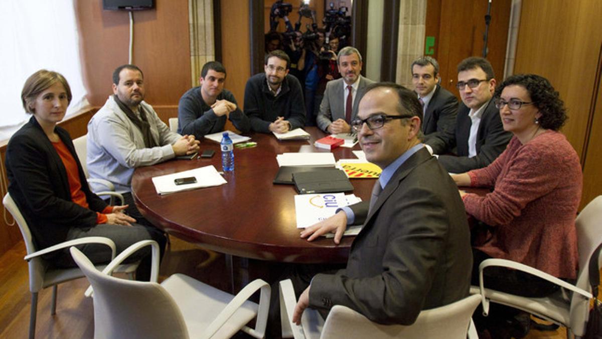 En primer término y hacia la derecha, Jordi Turull (CiU), Marta Rovira y Lluís Salvadó (ERC), Maurici Lucena y Jaume Collboni (PSC), Lluís Sales y Quim Arrufat (CUP), y Joan Mena y Dolors Camats, en el Parlament, el pasado viernes.