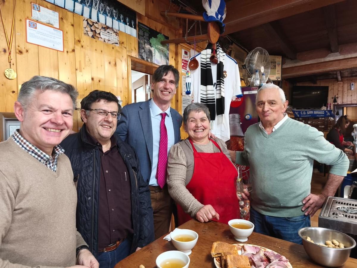 El alcalde de Vedra, Carlos Martínez, también se acercó a la Taberna do Quinteiro para agradecer a Suso y Lourdes su buen hacer durante tantos años