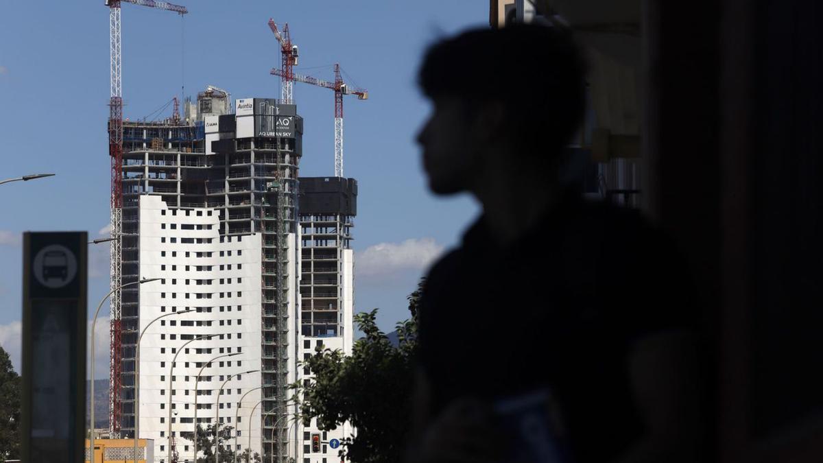 Un joven malagueño con la imagen de las torres de viviendas de Martiricos al fondo. | ÁLEX ZEA