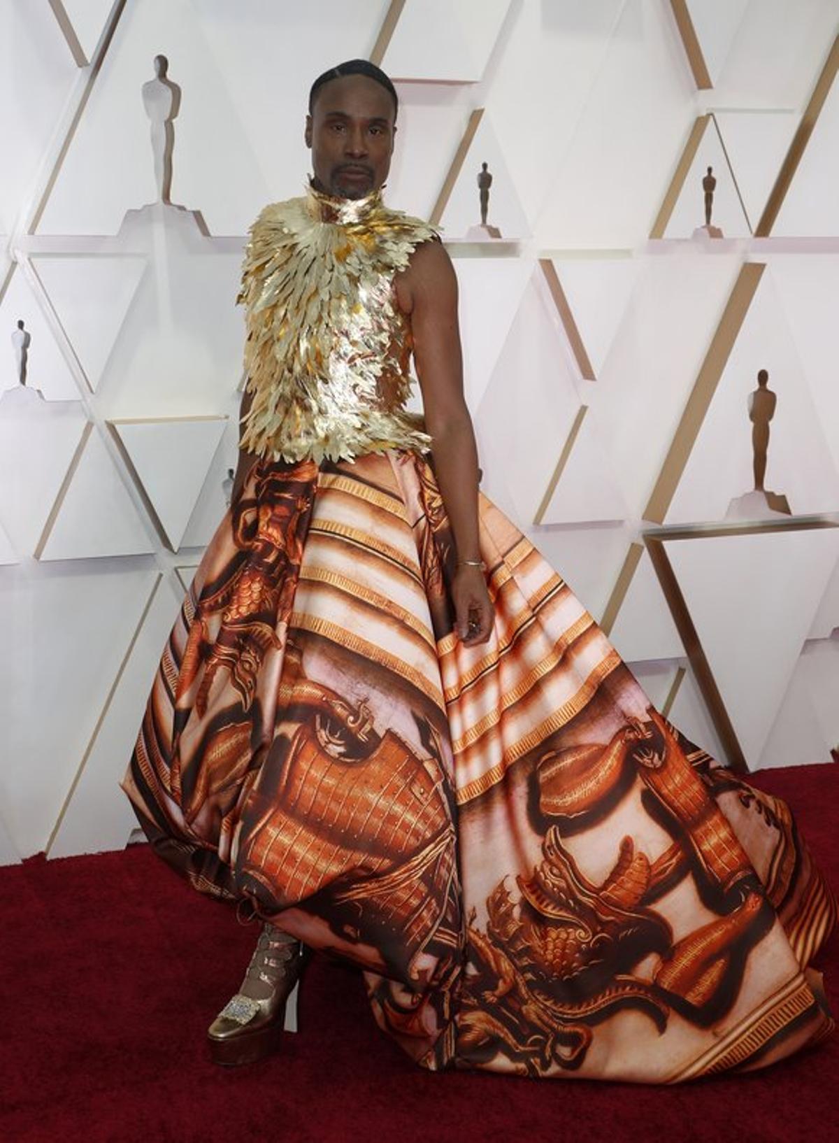 Billy Porter, con el modelo más viral de la gala: un Giles Deacon compuesto por un top-armadura metalizada con forma de plumas del mismo color que la estatuilla de los Oscar y falda voluminosa y asimétrica estampada en salmón y naranja. Plataformas de Jimmy Choo.