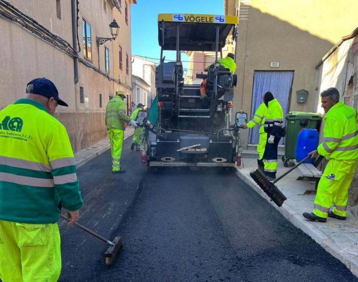 Los operarios realizan las labores de asfaltado. | SERVICIO ESPECIAL