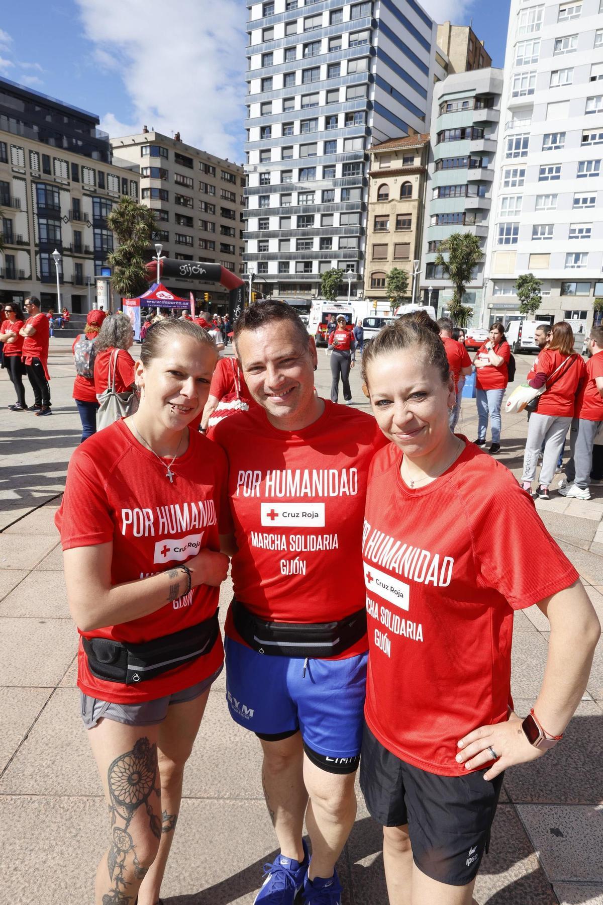 La tercera Marcha Solidaria de la Cruz Roja de Gijón, en imágenes