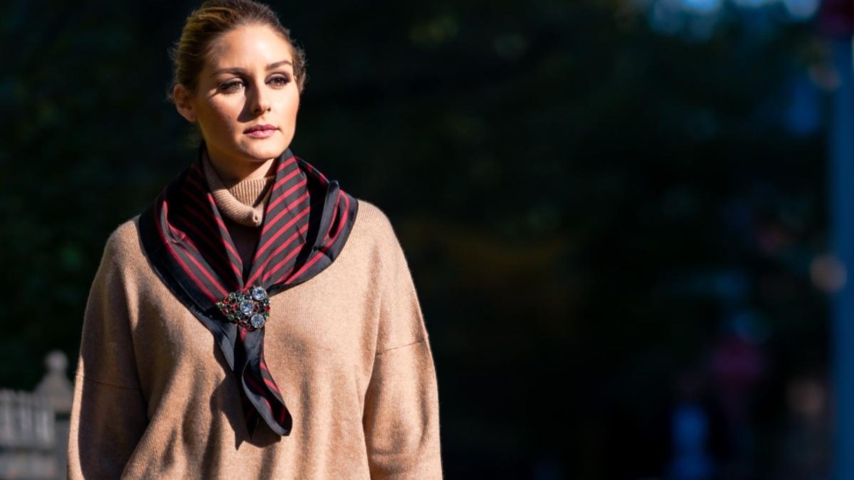 Olivia Palermo con pañuelo sobre un jersey de punto