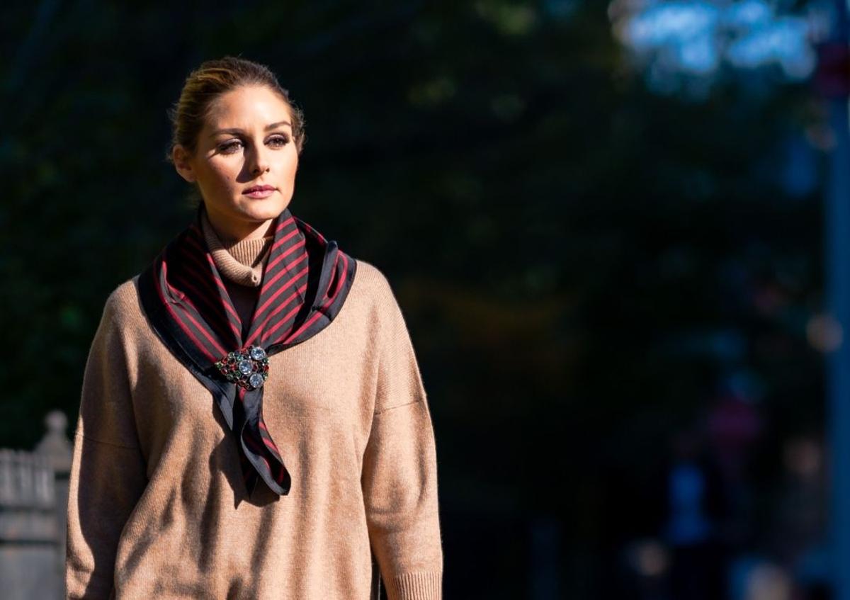 Olivia Palermo con pañuelo sobre un jersey de punto