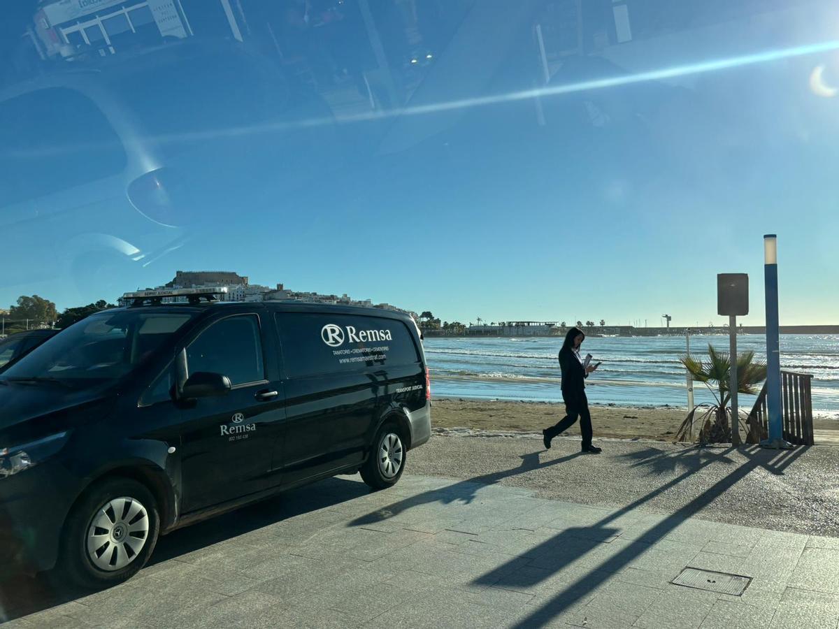 La empresa funeraria en la playa de Peñíscola