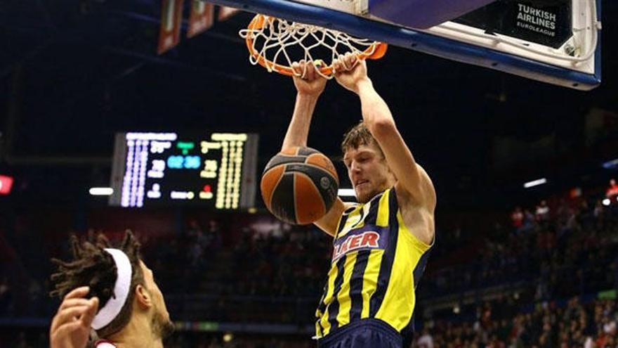 Jan Vesely, uno de los fichajes estelares del Fenerbahce para esta temporada, se cuelga del aro.