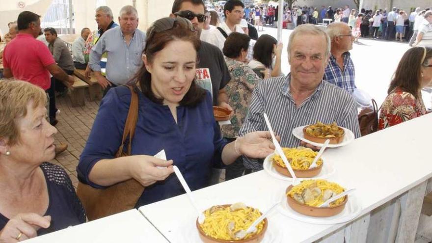 Público degustando raciones de almeja en distintas especialidades en la Praza da Granxa. // Santos Álvarez