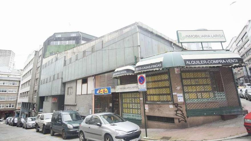 Una esquina del inmueble donde está ubicado el mercado de Santa Lucía.