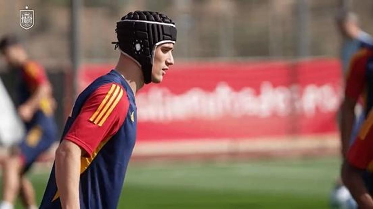 ¡Gavi entrena con casco! El futbolista protege su oreja tras el golpe recibido en Pamplona