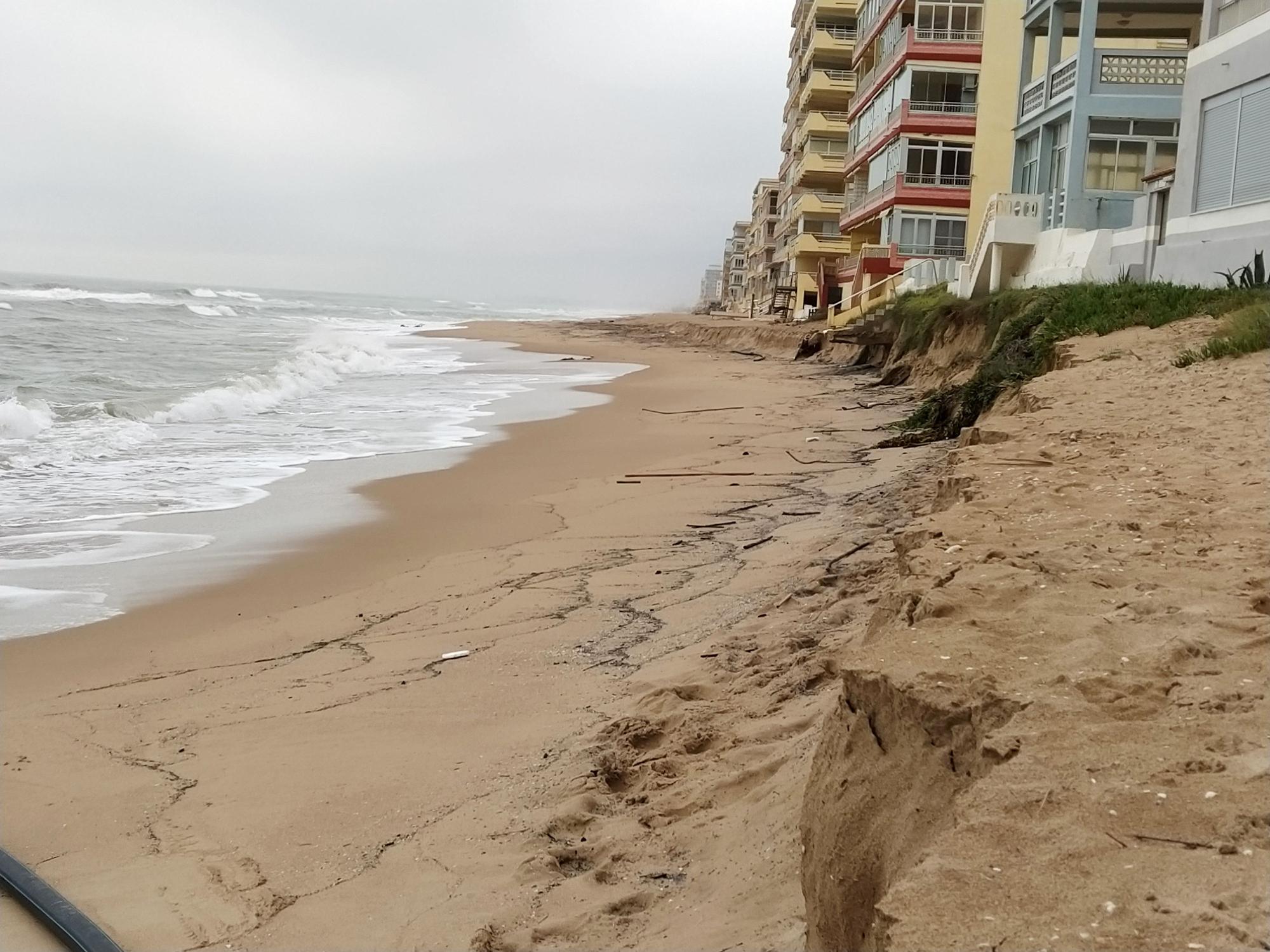 El temporal arrasa la playa de Tavernes