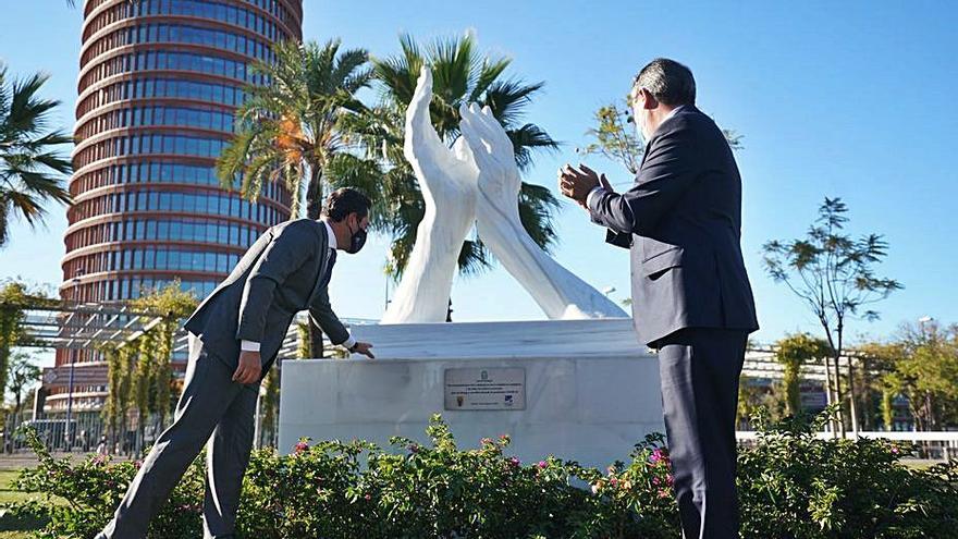 Moreno y Espadas, en la inauguración de un monumento en Sevilla dedicado a los sanitarios