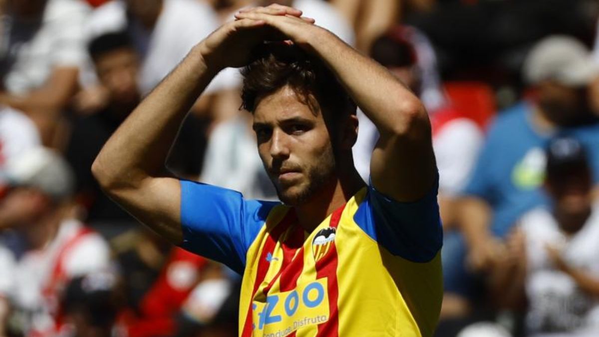 El jugador del Valencia Nico González se lamenta tras fallar una ocasión de gol, durante el partido de la quinta jornada de LaLiga disputado entre el Rayo Vallecano y el Valencia CF.