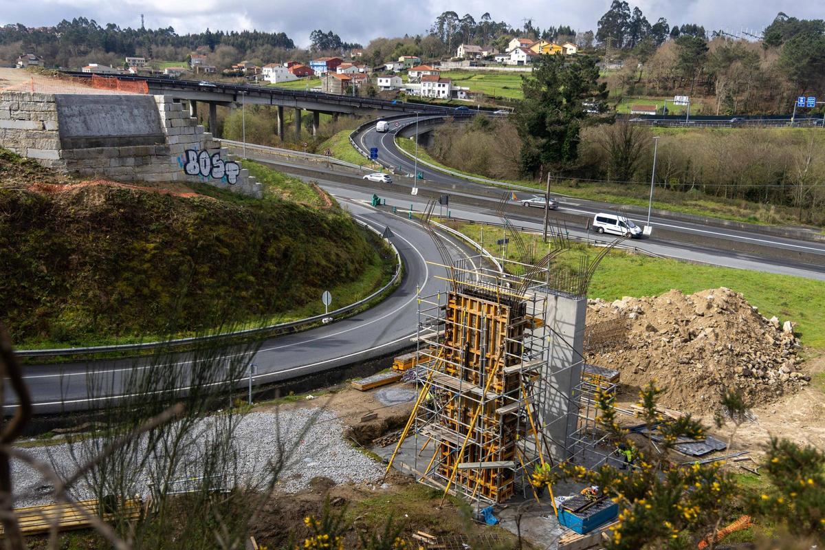 Instalación de una pasarela paralela a la SC-20 que formará parte de la senda Milladoiro-Intermodal