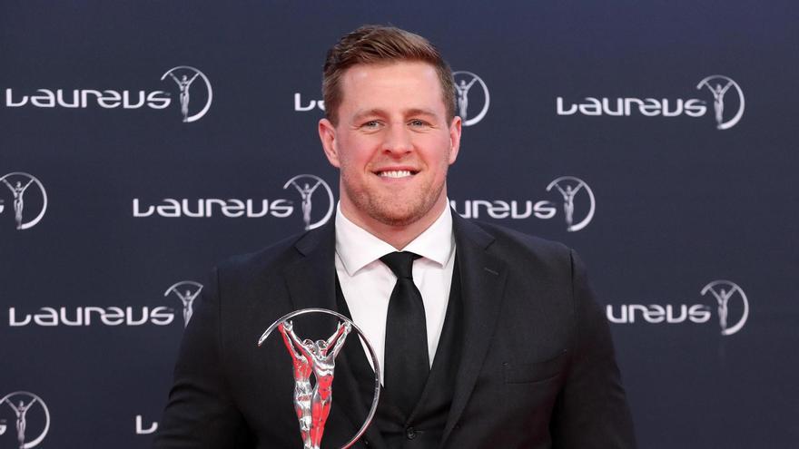 J.J. Watt recibiendo el premio Laureus