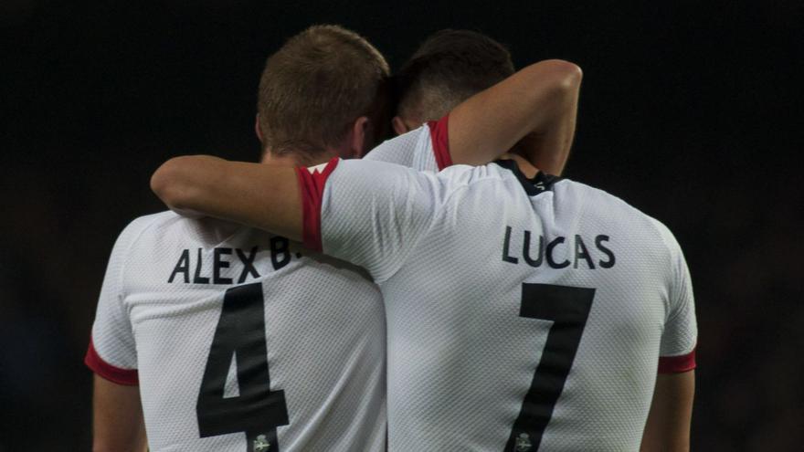 Álex celebra con Lucas, posa en Abegondo y festeja un tanto en Riazor. |  // LOF/CARLOS PARDELLAS/13FOTOS