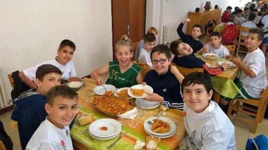 Los jóvenes reponen fuerzas en el albergue.