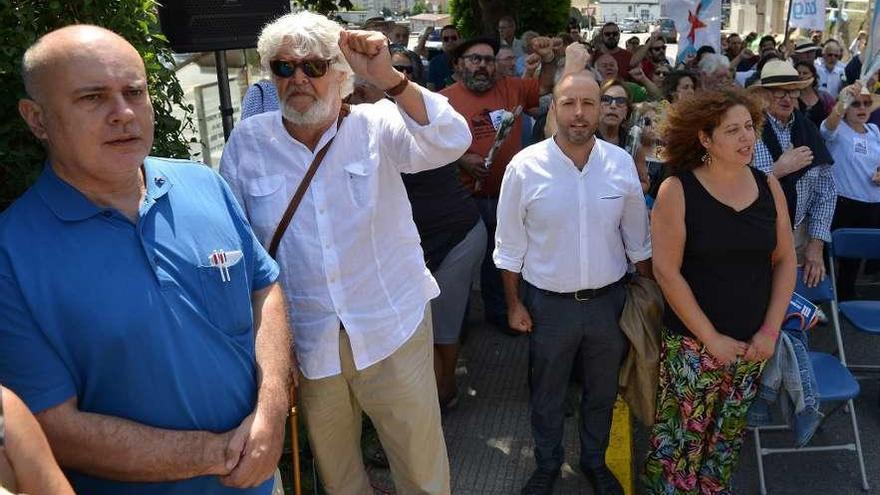 Luís Villares (en el centro), ayer, con Xosé Manuel Beiras en el Día da Galiza Mártir en Pontevedra.