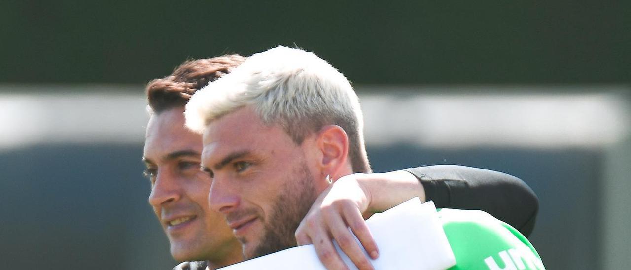 Francisco abraza a Lucas Boyé, durante un entrenamiento