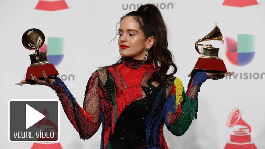 Rosalía sostenen els dos grammy llatins guanyats